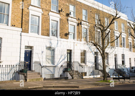 Islington, Londres, Royaume-Uni - 22 janvier 2017. rangée de maisons de ville victoriennes à Islington, au nord de Londres. packington street est une rue résidentielle attrayante Banque D'Images