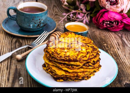 Beignets de légumes végétarien avec du miel, du thé en vintage cup. Studio Photo Banque D'Images