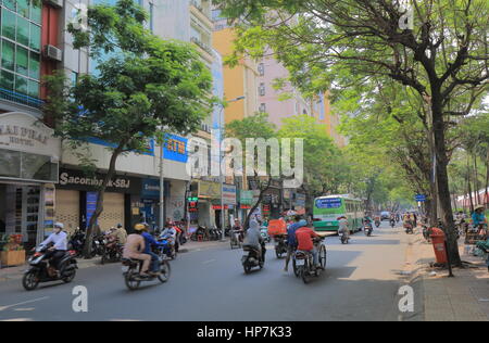 Les gens conduisent à la rue Pham Ngu Lao à Hô Chi Minh Ville au Vietnam. Pham Ngu Lao street est une célèbre rue backpacker. Banque D'Images