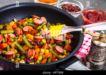 Mélange de légumes mexicain avec les saucisses dans la casserole. Studio Photo Banque D'Images