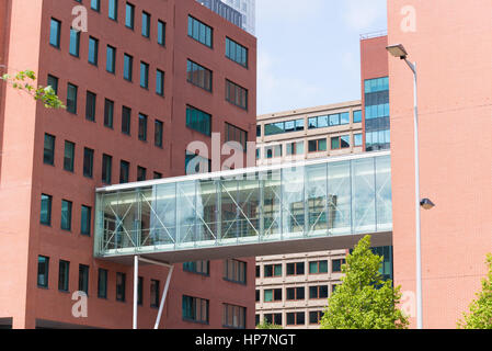 Passerelle de verre entre deux immeubles de bureaux à Rotterdam, Pays-Bas Banque D'Images