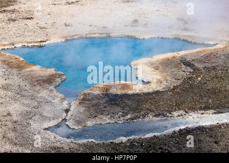 Blue Star Le printemps est situé à la région de geyser Basin, le même geyser basin qui est à la maison pour le bien-aimé Old Faithful Geyser dans Yellowstone National Pa Banque D'Images