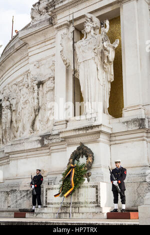 Des soldats italiens montent la garde sur la tombe du soldat inconnu à Rome. Banque D'Images