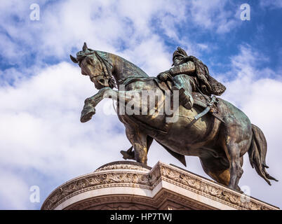 Statue équestre à l'Altare della Patria, à Rome, Italie cette statue équestre en bronze par Emilio Gallori représente le roi Vittorio Emanuele II Banque D'Images