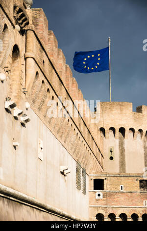 TestThe drapeau de l'Union européenne vole du Castel Sant'Angelo à Rome, Italie. Banque D'Images