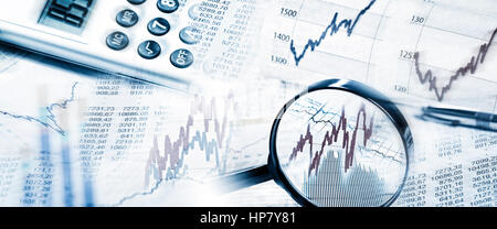 Les cours de la bourse comme des graphiques et des tableaux avec loupe et calculatrice en format panoramique Banque D'Images