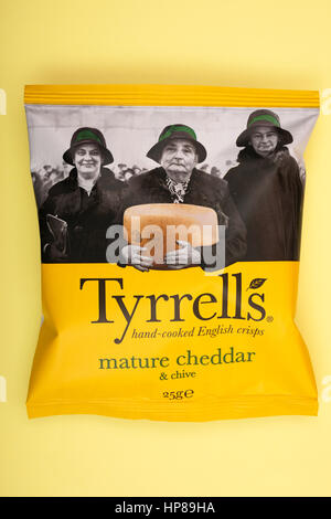 Tyrrells mature cheddar & main-ciboulette chips Anglais Banque D'Images