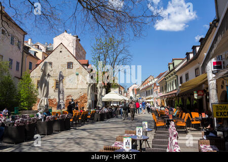 ZAGREB/Croatie-AVRIL 21 : Ancienne rue Tkalciceva à Zagreb le 21 avril 2015 en Croatie. C'est célèbre street dans le centre-ville, avec de nombreux cafés et Banque D'Images