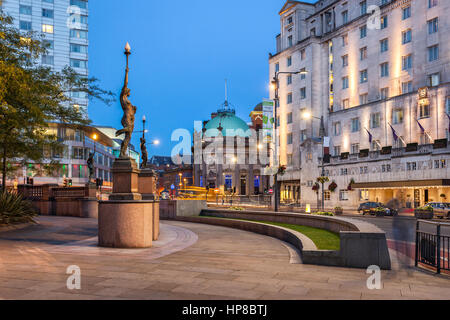 Statue de nymphe,au city square à Leeds, Angleterre. Banque D'Images