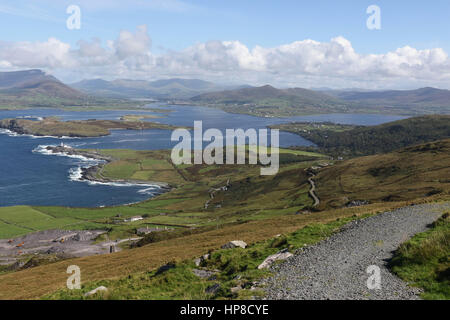 La vue depuis la montagne Geokaun Valentia Island à la nord-est vers la ville de Waterville (centre) jusqu'à Sewen vers la droite. Banque D'Images