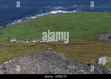 La vue depuis la montagne Geokaun Valentia Island vers le bas twoards la trace de tétrapodes côte. Banque D'Images