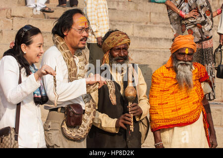 Snake charmer,, les touristes, Varanasi, Benares Hindu,religieux,capital,sacré,Rivière,Ganges,banques,de,bain,saint,,ghats,Uttar Pradesh, Inde,,Indian,Asia,Asiatique, Banque D'Images