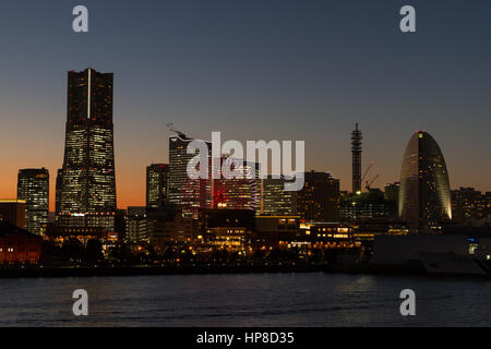 Tour et horizon de Minato Mirai au coucher du soleil. Sakuragicho, Yokohama, Kanagawa, Japon. Banque D'Images