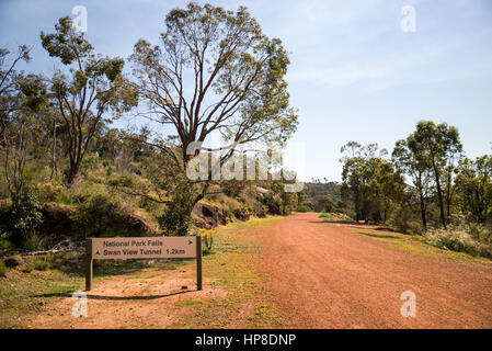 Une route à Swan River Tunnel et un visiteur du parc national près de chutes à John Forrest National Park, Australie occidentale Banque D'Images