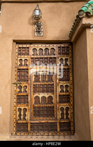 Zagora, Maroc. Hôtel Riad Dar Soufian, Porte décorée. Banque D'Images