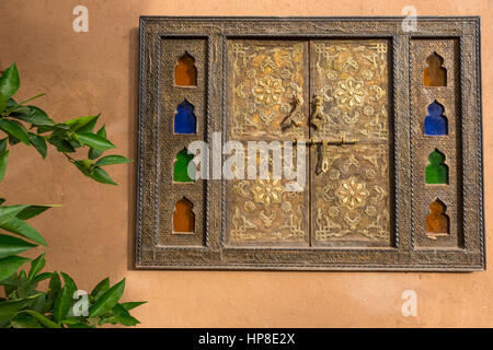 Zagora, Maroc. Hôtel Riad Dar Soufian, décoration de fenêtre. Banque D'Images