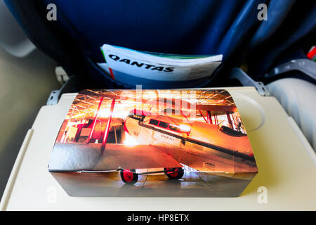 Lunch Box sur table du passager à bord d'un vol de QantasLink, New South Wales, Australie Banque D'Images