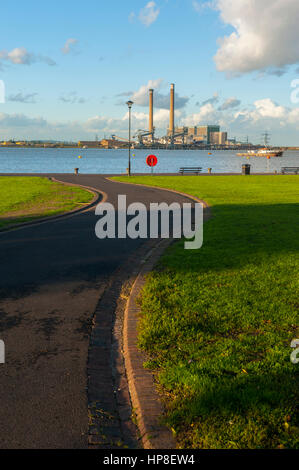 Centrale électrique de Tilbury de la promenade de gravesend Kent., avec l'ancienne centrale électrique de Tilbury en arrière-plan, (démolie en 2019) Banque D'Images