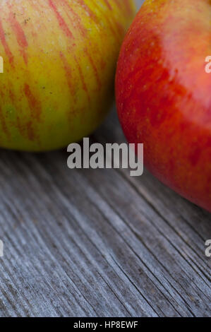 Deux pommes assis sur un banc en bois Banque D'Images