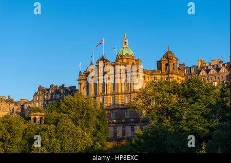 Le Musée d'Edimbourg sur la butte de l'ancien QG de la Bank of Scotland et le siège social de la Lloyds Banking Group à Édimbourg, au coucher du soleil Banque D'Images