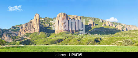 Panorama de Mallos de Riglos rochers dans la province d'Huesca, Aragon, Espagne Banque D'Images