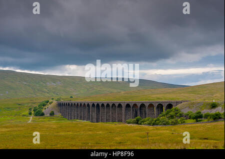 Le viaduc à tête plate ou le viaduc à mousse de Batty porte le Settle-Carlisle Chemin de fer traversant Batty Moss dans la vallée de la rivière Yorkshire du Nord de Ribble Banque D'Images