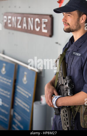 Abu Dhabi, EAU. Feb 19, 2017. Navire de la Royal Navy HMS Salon International de la Défense visites de Penzance à Abu Dhabi. Crédit : Trevor sheehan/Alamy Live News Banque D'Images