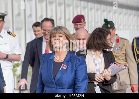 Abu Dhabi, EAU. Feb 19, 2017. Le ministre de la Défense britannique Harriett Baldwin MP dirige une délégation de spécialistes des ventes d'armes au cours de sa visite de l'exposition de la Défense à Abu Dhabi. Crédit : Trevor sheehan/Alamy Live News Banque D'Images