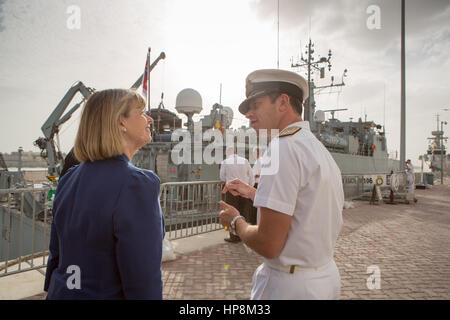 Abu Dhabi, EAU. Feb 19, 2017. Le ministre de la Défense britannique Harriett Baldwin MP est informé par la Marine royale lors de sa tournée de l'exposition de la Défense à Abu Dhabi. Crédit : Trevor sheehan/Alamy Live News Banque D'Images