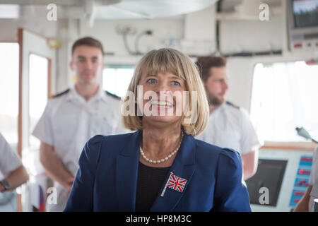 Abu Dhabi, EAU. Feb 19, 2017. Le ministre de la Défense britannique Harriett Baldwin MP visites Royal Navy bateau HMS Penzance lors de sa tournée de l'exposition de la Défense à Abu Dhabi. Crédit : Trevor sheehan/Alamy Live News Banque D'Images