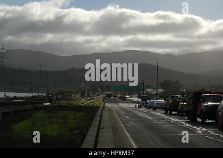 Novato, Californie, États-Unis. 16Th Jun 2017. L'autoroute CA-37 entre San Rafael et Vallejo l'objet d'une construction pour effacer et réparer les inondations du nord de la Californie a récemment d'énormes tempêtes. CA-37 à CA-101 a été fermé pendant deux semaines en raison des inondations. Crédit : Peter Graham/Alamy Live News Banque D'Images