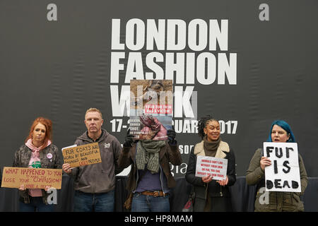 Londres, Royaume-Uni. 19 février 2017. La Semaine De La Mode De Londres. Protestation contre l'utilisation de la fourrure Banque D'Images