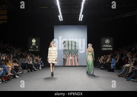 Madrid, Espagne. 16Th Jun 2017. Modèles à l'Teresa Helbig Fashion Show lors de la Mercedes-Benz Fashion Week Automne/Hiver 2017 de Madrid. Madrid, 18.02.2017 | Conditions de crédit dans le monde entier : dpa/Alamy Live News Banque D'Images