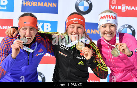 Hochfilzen, en Autriche. Feb 19, 2017. Laura Dahlmeier de Allemagne (1e place, c), Susan Dunklee en provenance des États-Unis (2e place, l) et Kaisa Maekaeraeinen de Finlande (3ème place, r) présentent leurs médailles après le women's 12,5 km départ groupé au Championnat du Monde de biathlon à Hochfilzen, en Autriche, le 19 février 2017. Les sept fois champion du monde a remporté la médaille d'or dans les catégories recherche, seul, départ en masse, les relais et relais mixte ainsi que l'argent en sprint. Photo : Martin Schutt/dpa-Zentralbild/dpa/Alamy Live News Banque D'Images