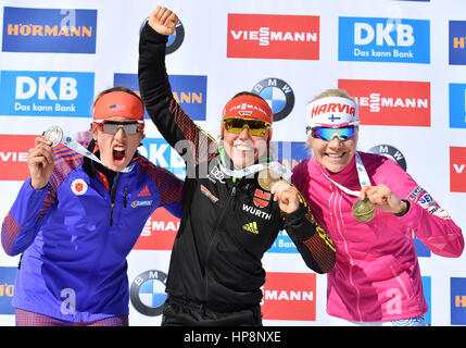 Hochfilzen, en Autriche. Feb 19, 2017. Laura Dahlmeier de Allemagne (1e place, c), Susan Dunklee en provenance des États-Unis (2e place, l) et Kaisa Maekaeraeinen de Finlande (3ème place, r) présentent leurs médailles après le women's 12,5 km départ groupé au Championnat du Monde de biathlon à Hochfilzen, en Autriche, le 19 février 2017. Les sept fois champion du monde a remporté la médaille d'or dans les catégories recherche, seul, départ en masse, les relais et relais mixte ainsi que l'argent en sprint. Photo : Martin Schutt/dpa-Zentralbild/dpa/Alamy Live News Banque D'Images