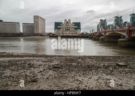 Londres, Royaume-Uni. 19 Février, 2017. Le bâtiment SIS ou MI6 Building à Vauxhall Cross. Siège de la British Secret Intelligence Service (SIS, MI6). Crédit : Guy Josse/Alamy Live News Banque D'Images