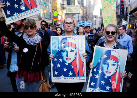 New York, USA. Feb 19, 2017. Les manifestants tiennent des pancartes pour manifester contre le président des États-Unis, la politique d'immigration de Donald Trump à Times Square à New York, États-Unis, le 19 février, 2017. Environ 1 000 New-Yorkais se sont rassemblés à Times Square, surnommé le Carrefour du monde le dimanche, pour montrer notre solidarité avec New York City's communauté musulmane, qui protestent contre le président américain Donald Trump, politique d'immigration. Credit : Yuan Yue/Xinhua/Alamy Live News Banque D'Images