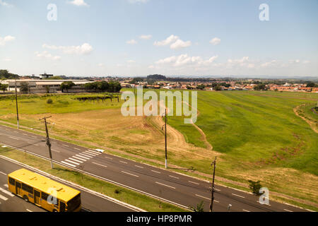 Ourinhos, au Brésil. 19 Février, 2017. Ciel bleu sur une avenue, l'herbe du terrain et zone résidentielle est vu au cours de journée ensoleillée à Ourinhos municipalité, Etat de Sao Paulo, Brésil. Credit : Andre M. Chang/ARDUOPRESS/Alamy Live News Banque D'Images