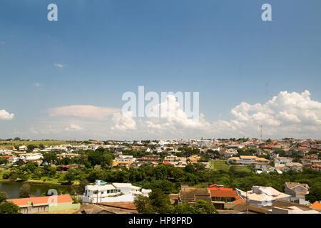 Ourinhos, Brésil. 19 février 2017. Ciel bleu au-dessus d'une zone résidentielle est vu pendant la journée ensoleillée dans la municipalité d'Ourinhos, État de Sao Paulo, Brésil. Crédit : Andre M. Chang/Alamy Live News Banque D'Images