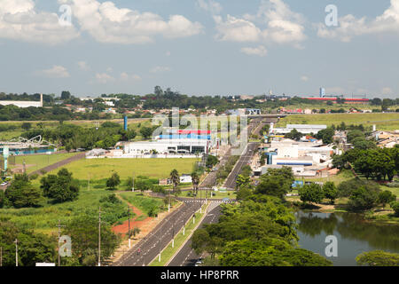 Ourinhos, au Brésil. 19 Février, 2017. Ciel bleu sur Av. Luis Saldanha Rodrigues (Luis Saldanha Rodrigues Avenue) est perçu au cours de journée ensoleillée à Ourinhos municipalité, Etat de Sao Paulo, Brésil. Credit : Andre M. Chang/ARDUOPRESS/Alamy Live News Banque D'Images