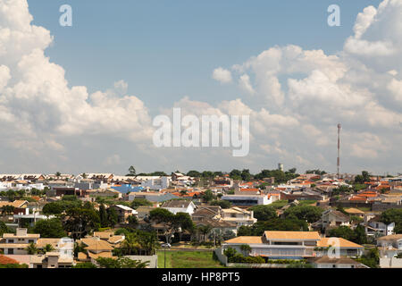 Ourinhos, Brésil. 19 février 2017. Ciel bleu au-dessus d'une zone résidentielle est vu pendant la journée ensoleillée dans la municipalité d'Ourinhos, État de Sao Paulo, Brésil. Crédit : Andre M. Chang/Alamy Live News Banque D'Images