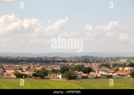 Ourinhos, Brésil. 19 février 2017. Ciel bleu au-dessus d'une zone résidentielle est vu pendant la journée ensoleillée dans la municipalité d'Ourinhos, État de Sao Paulo, Brésil. Crédit : Andre M. Chang/Alamy Live News Banque D'Images