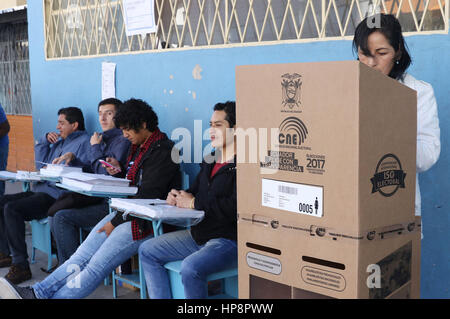 Quito, Equateur. Feb 19, 2017. Une femme jette son vote à une circonscription électorale dans le centre de Quito, Équateur, le 19 février, 2017. Les équatoriens se sont rendus aux urnes dimanche pour élire un successeur à ce que le président Rafael Correa, qui a été au pouvoir pendant 10 ans. Credit : ANDES/Micaela Ayala c./Xinhua/Alamy Live News Banque D'Images