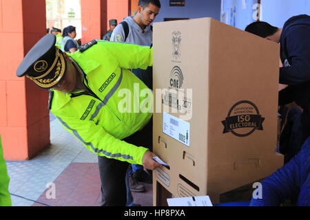 Quito, Equateur. Feb 19, 2017. Un homme jette son vote à une circonscription électorale dans le centre de Quito, Équateur, le 19 février, 2017. Les équatoriens se sont rendus aux urnes dimanche pour élire un successeur à ce que le président Rafael Correa, qui a été au pouvoir pendant 10 ans. Credit : Hao Yunfu/Xinhua/Alamy Live News Banque D'Images