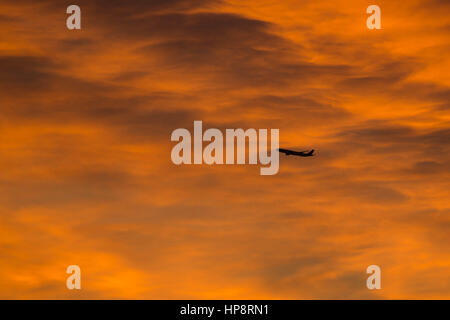 Beijing, Chine. Feb 20, 2017. Un avion est considéré dans l'incandescence du matin au ciel au-dessus de Beijing, capitale de la Chine, 20 février, 2017. Crédit : Li Jianbo/Xinhua/Alamy Live News Banque D'Images