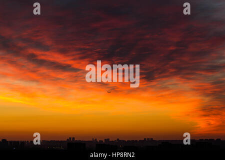 Beijing, Chine. Feb 20, 2017. Un avion est considéré dans l'incandescence du matin au ciel au-dessus de Beijing, capitale de la Chine, 20 février, 2017. Crédit : Li Jianbo/Xinhua/Alamy Live News Banque D'Images