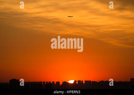 Beijing, Chine. Feb 20, 2017. Un avion est considéré dans l'incandescence du matin au ciel au-dessus de Beijing, capitale de la Chine, 20 février, 2017. Crédit : Li Jianbo/Xinhua/Alamy Live News Banque D'Images