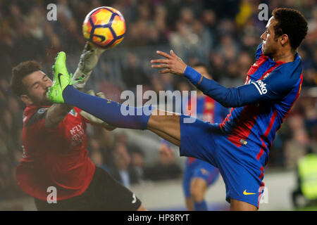 Barcelone, Espagne. Feb 19, 2017. Neymar de Barcelone (R) le dispute à Leganes' Iago Herrein durant la première division espagnole match de football au Camp Nou à Barcelone, Espagne, le 19 février, 2017. Barcelone a gagné 2-1. Credit : Pau Barrena/Xinhua/Alamy Live News Banque D'Images