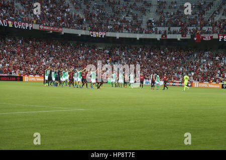 19 février 2017 - Curitiba, ParanÃ, Brasil - BRÉSIL - Football - l'ATLETICO PR - CORITIBA - Demander à des problèmes d'accréditation, la Fédération des Scoccer Brésil (FPF) opposées à la transmission de la correspondance entre l'Atlético-PR et le Coritiba valide pour le Campeonato Paranaense dans l'Arena da Baixada à Curitiba. Clubs de manière indépendante et exclusivement en ligne diffusera via YouTube. Le match n'a pas eu lieu ce dimanche (19). Les joueurs retournent sur le terrain pour remercier 20 000 fans présents. Foto Geraldo Bubniak : Crédit photo : Geraldo Bubniak/ZUMA/Alamy Fil Live News Banque D'Images