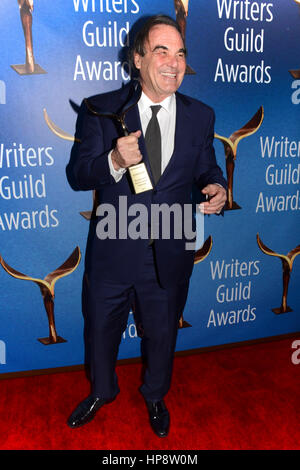 Los Angeles, USA. Feb 19, 2017. Le scénariste/réalisateur Oliver Stone pose avec le Laurel Award pour la réalisation de scénarios au cours de la Writers Guild Awards 2017 A.L. Cérémonie à l'hôtel Beverly Hilton à Beverly Hills, Californie le 19 février 2017. Crédit : l'accès Photo/Alamy Live News Banque D'Images